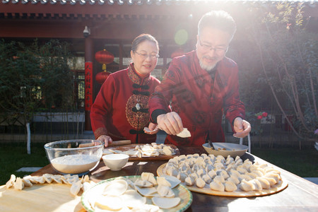 春联摄影照片_快乐家庭过新年写春联