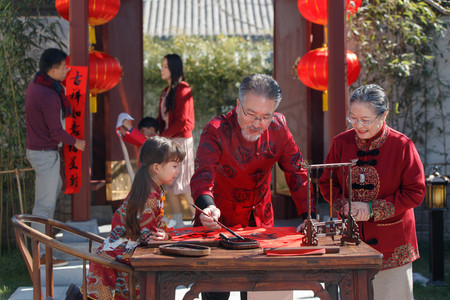 新年新春春节灯笼摄影照片_快乐家庭写春联庆贺新春