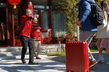 高兴的老年夫妇出门迎接