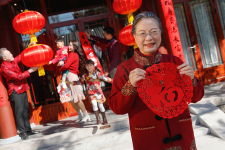 老年人摄影照片_幸福的大家庭庆祝新年