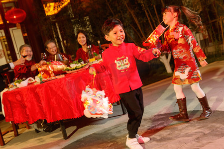 5字毛笔摄影照片_快乐家庭过新年写春联