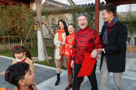 除夕团圆饭图摄影照片_幸福的老年夫妇过年包饺子