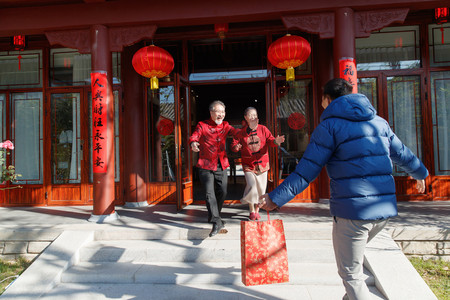 幸福情人节摄影照片_快乐家庭过新年写春联