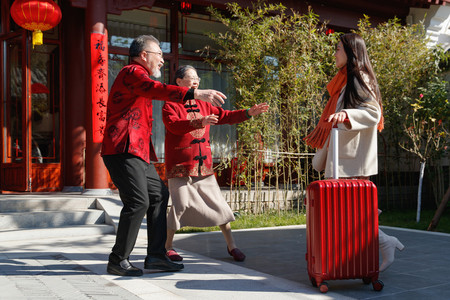 青年伴侣回家过新年