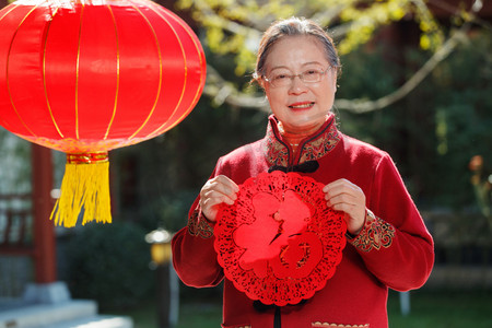 幸福的大家庭贴春联庆祝新年