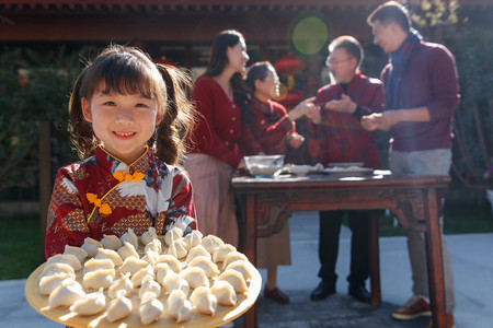 贴装摄影照片_幸福的大家庭贴春联庆祝新年