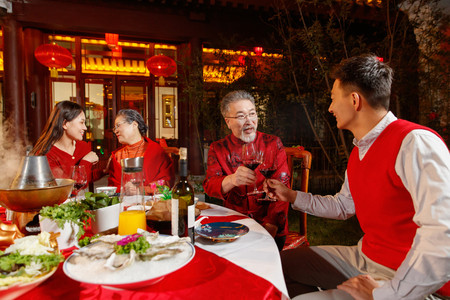 文字贴图摄影照片_快乐家庭过新年写春联