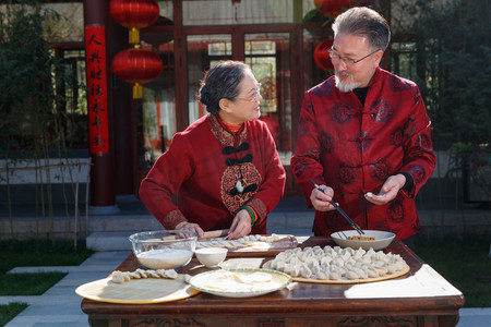 幸福的祖父母和孙女庆祝新年