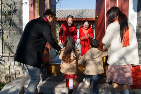 青年男人过年回家和父母团聚