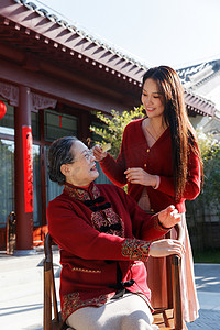 情人节除夕春节摄影照片_青年伴侣回家过年与父母团聚