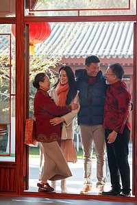 中式剪纸元素摄影照片_幸福的大家庭布置迎新年