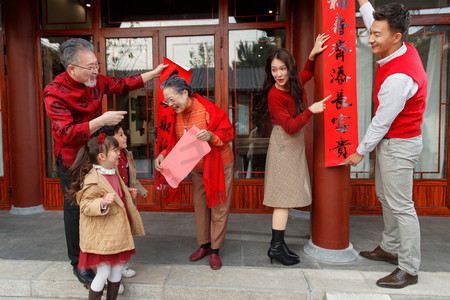 青年男人带着女儿回家过新年