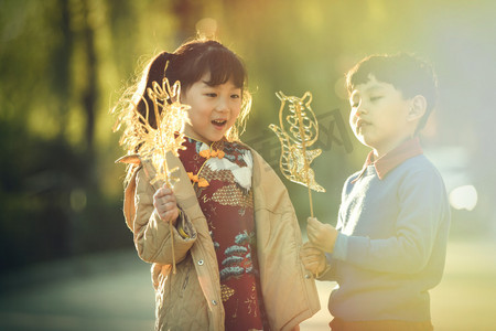 春节看烟花摄影照片_快乐儿童放烟花