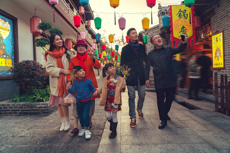 新年庙会摄影照片_幸福的祖孙三人逛庙会