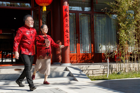 幸福的祖父母和孙女庆祝新年