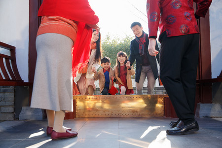 网球东方式摄影照片_春节东方家庭在中式庭院内聚餐