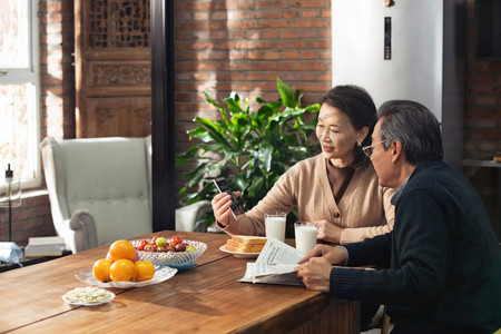老年夫妇在家中享用早餐