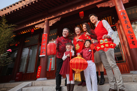 春节家庭摄影照片_快乐家庭准备新年福字春联