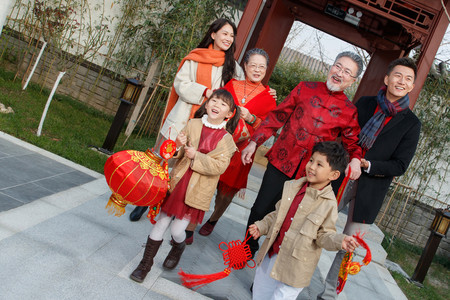 幸福家庭回家与老人团聚过新年