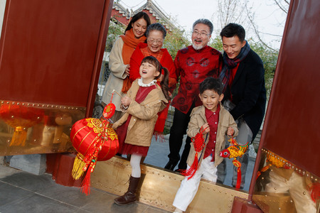 幸福的大家庭贴春联庆祝新年