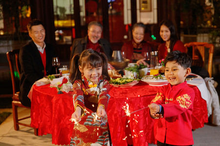 红色的除夕字摄影照片_幸福的大家庭庆祝新年