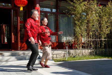 幸福的大家庭贴春联庆祝新年