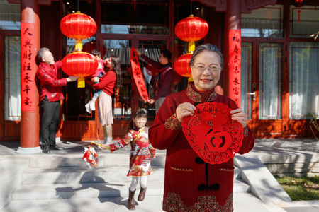 老年女人手拿窗花庆祝新年