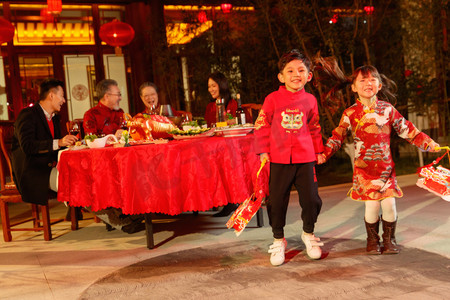 红色庆祝烟花摄影照片_快乐家庭庆祝新年