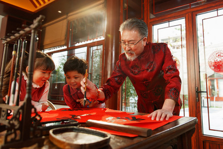 幸福的大家庭贴春联庆祝新年