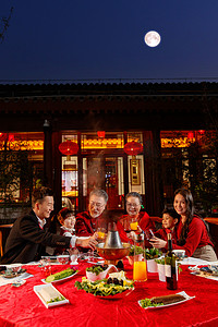 中国传统糖画摄影照片_公园游玩的幸福六口之家