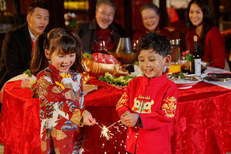 情人节快乐的文字摄影照片_快乐家庭过新年写春联