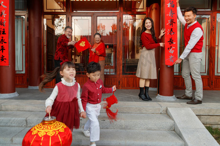 欢乐的男孩女孩庆祝新春