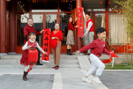 幸福家庭回家与老人团聚过新年