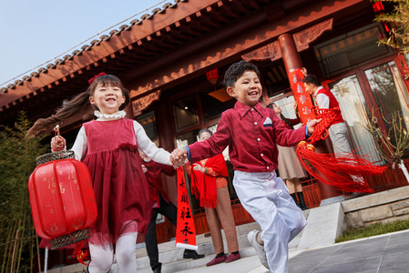 红色元旦中国结摄影照片_幸福的大家庭庆贺新年