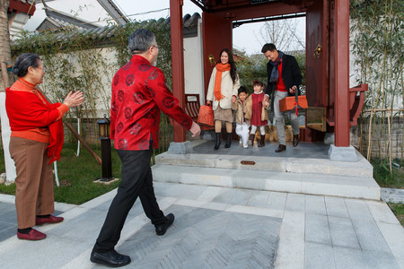 情人节快乐的文字摄影照片_快乐家庭过新年写春联