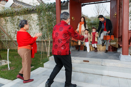 幸福的大家庭贴春联庆祝新年