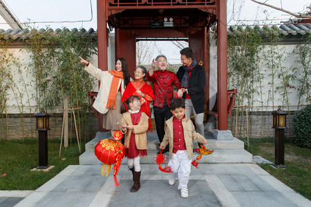 中国传统糖画摄影照片_逛庙会合影留念的一家六口