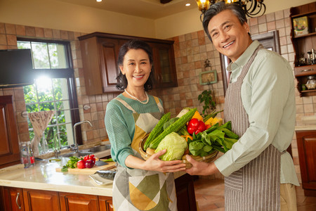 老年夫妇在厨房里做饭