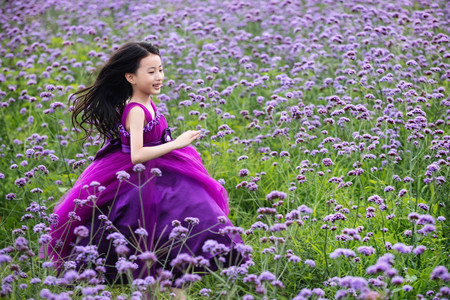 自然美摄影照片_快乐的小女孩在花海里奔跑