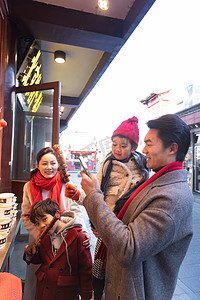 老北京糖葫芦摄影照片_快乐的一家人买糖葫芦