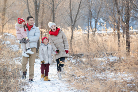 雪地里散步摄影照片_快乐家庭在雪地里散步
