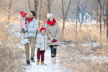 雪地里散步摄影照片_快乐家庭在雪地里散步