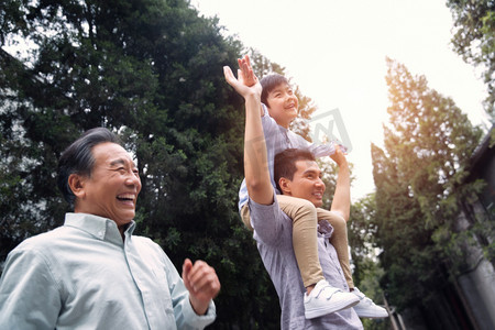 永远年轻摄影照片_祖孙三人户外玩耍