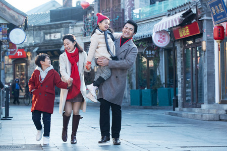 老北京胡同摄影照片_幸福的一家人逛街旅行