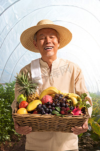 农民的生活的摄影照片_老农民出示自家水果