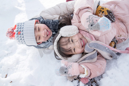 两个小朋友在雪地里玩耍