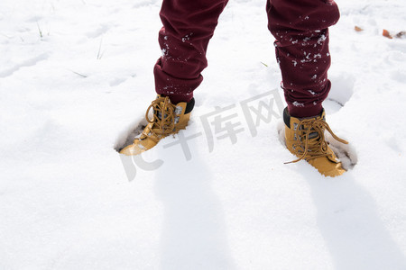 小男孩站在雪地里