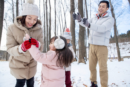 雪地里打雪仗的一家人