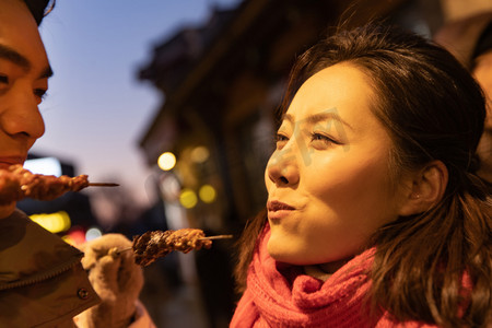 青年夫妇逛街吃羊肉串