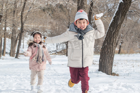 帽子冬天摄影照片_两个小朋友在雪地里玩耍